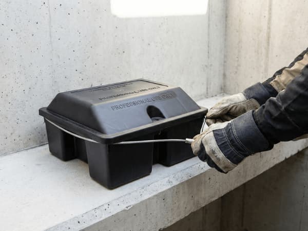 Blocchi paraffinati fissati con cavi di sicurezza
