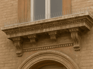 DOPO: dissuasori a spillo installati sul cornicione, superficie pulita